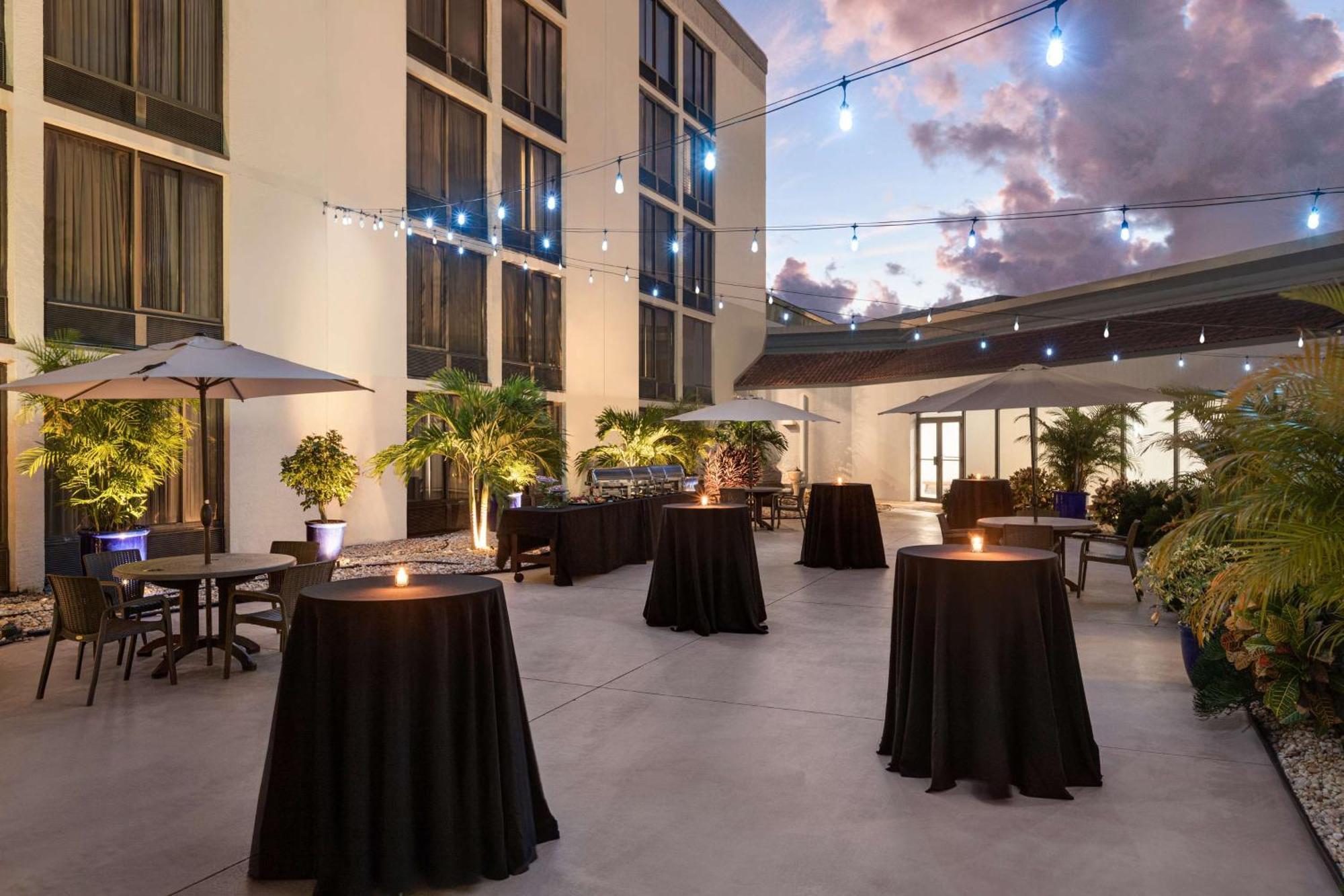 Doubletree By Hilton Fort Myers At Bell Tower Shops Exteriör bild